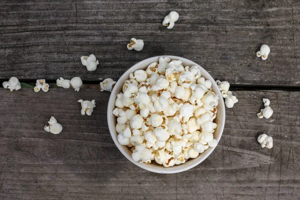 Popcorn Auf Holztisch Fertig Zum Essen Von Oben — Stockfoto