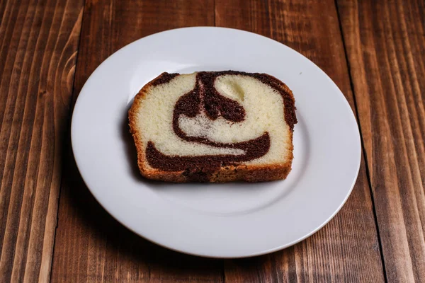 Tarta Mármol Sobre Plato Blanco Fondo Madera — Foto de Stock