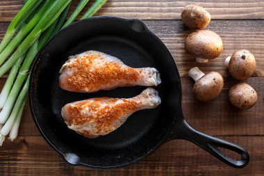 Tavuk, scallions ve mantar tahta arka plan ile pişirme Pan