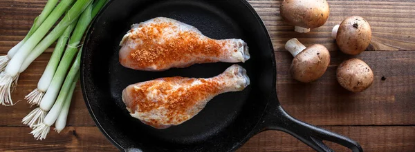 Kyckling Lök Och Champinjoner Bakplåt Med Träbord — Stockfoto