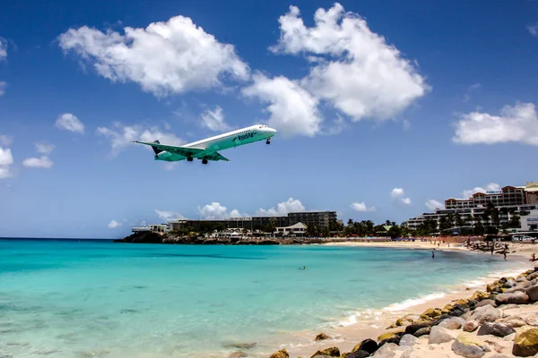 Maho Bay Beach August Airplane Inselair Landing Princess Juliana International — Stock Photo, Image