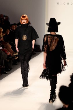New York, Ny, Amerika Birleşik Devletleri - 09 Şubat 2012: Model Mercedes-Benz Moda Haftası Lincoln merkezinde Nicholas K koleksiyonları için pist yürür.