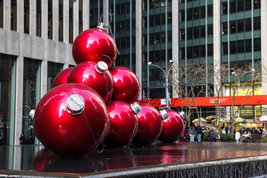 New York, Ny, Amerika Birleşik Devletleri - 27 Aralık 2018: Büyük kırmızı Noel topları dekorasyon 6 Avenue ve 50th Street yakınında