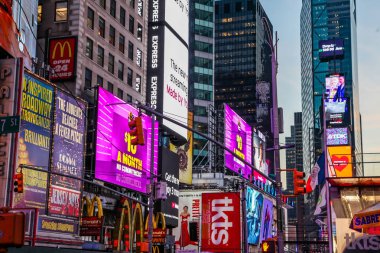 New York, Ny, Amerika Birleşik Devletleri - 27 Aralık 2018: Times Meydanı nda sokak ışıkları ile güzel bir akşam