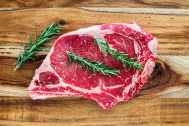 Sığır eti biftek kemik biberiye ile   