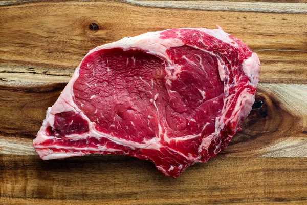 Sığır Eti Biftek Kemik Ahşap Kesme Tahtası Üzerinde — Stok fotoğraf
