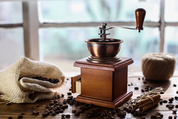 Manuelle Kaffeemühle Auf Holztisch — Stockfoto