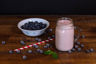 Blueberry smoothie saman üzerinde ahşap artalanları ile 