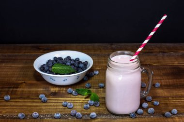 Blueberry smoothie nane yaprağı ve saman ahşap tablo