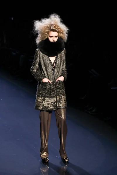 ニューヨーク 2012年2月14日 モデルは 2012年2月14日にニューヨークのリンカーン センターで開催されるバッドレー ミッシュカコレクション メルセデス ベンツ ファッション ウィークの滑走路を歩く — ストック写真