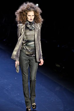 NEW YORK - 14 Şubat 2012 'de New York' ta Lincoln Center 'da Badgley Mischka koleksiyonları Mercedes-Benz Moda Haftası için podyumda yürüyen manken.