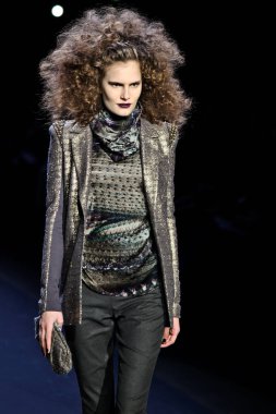 NEW YORK - 14 Şubat 2012 'de New York' ta Lincoln Center 'da Badgley Mischka koleksiyonları Mercedes-Benz Moda Haftası için podyumda yürüyen manken.