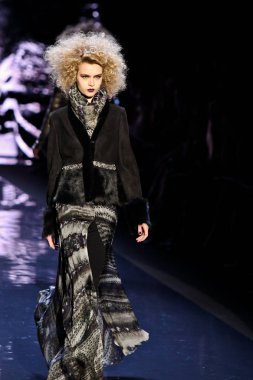 NEW YORK - 14 Şubat 2012 'de New York' ta Lincoln Center 'da Badgley Mischka koleksiyonları Mercedes-Benz Moda Haftası için podyumda yürüyen manken.