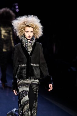 NEW YORK - 14 Şubat 2012 'de New York' ta Lincoln Center 'da Badgley Mischka koleksiyonları Mercedes-Benz Moda Haftası için podyumda yürüyen manken.