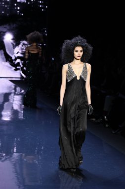 NEW YORK - 14 Şubat 2012 'de New York' ta Lincoln Center 'da Badgley Mischka koleksiyonları Mercedes-Benz Moda Haftası için podyumda yürüyen manken.