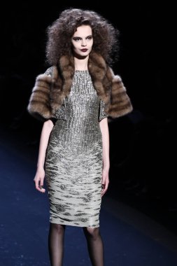 NEW YORK - 14 Şubat 2012 'de New York' ta Lincoln Center 'da Badgley Mischka koleksiyonları Mercedes-Benz Moda Haftası için podyumda yürüyen manken.
