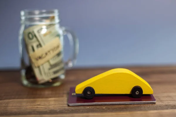 Economizando Dinheiro Para Tema Férias Com Carro Madeira Amarelo Dinheiro — Fotografia de Stock