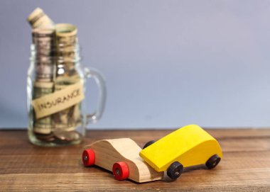 Para için araba sigortası kavanoza iki ahşap araba kazası ile