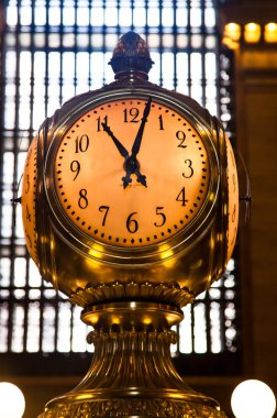 New York-Eylül 21: Eylül 21, 2009 tarihinde saat New York City, Amerika Birleşik Devletleri içinde Grand Central Terminali'ne altın renkli.