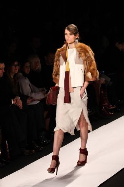 NEW YORK - Şubat 09: Model, New York 'taki Lincoln Center' da BCBBGMAXAZRIA koleksiyon Mercedes-Benz Moda Haftası için podyumda yürüyor.