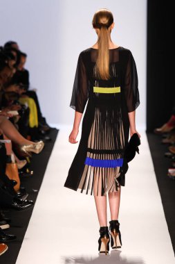 NEW YORK - Şubat 09: Model, New York 'taki Lincoln Center' da BCBBGMAXAZRIA koleksiyon Mercedes-Benz Moda Haftası için podyumda yürüyor.