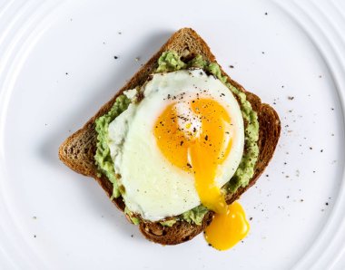 Avokado ve yumurtalı tost.