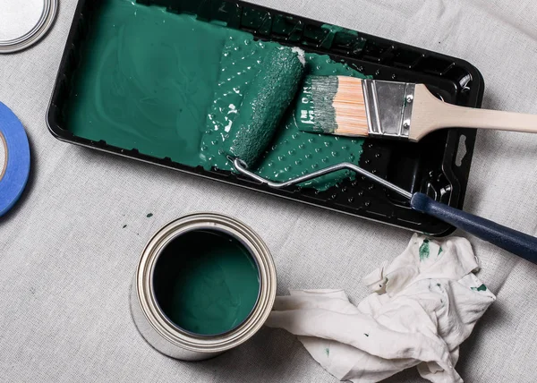 Verniciatori pennello e rullo di vernice con vernice verde — Foto Stock