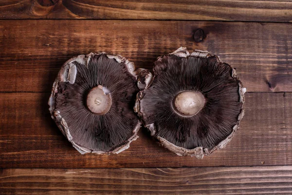 Deux casquettes de champignons portabella — Photo