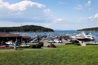 Turistler ve mavi gökyüzü ile Bar Harbor pier