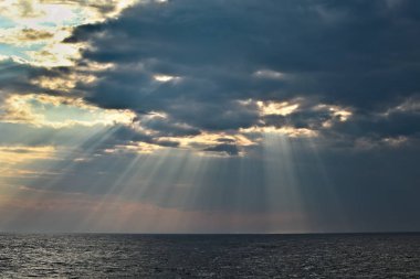 Bulutlar yapraklara ile