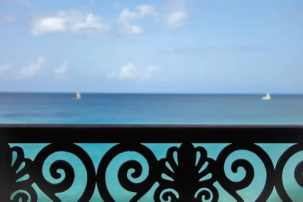 Vue sur les vacances du balcon à l'océan et quelques nuages — Photo