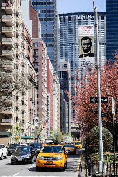 Busy provozu na Park Avenue v New Yorku během jara moří — Stock fotografie