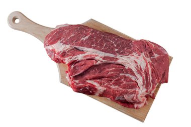 Beyaz arka plan üzerinde izole kesme tahtası üzerinde çiğ sığır eti