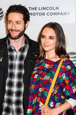 Aktörler Paulo Costanzo (L) ve Rachael Leigh Cook
