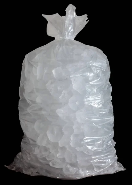 Siyah arka plan üzerine buz ile plastik torba