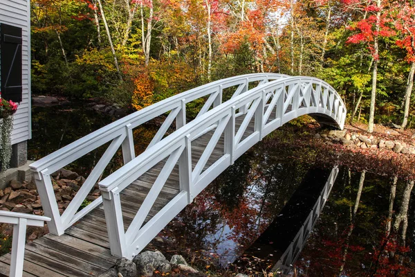 Ponte de madeira de Somesville com reflexos na água — Fotografia de Stock