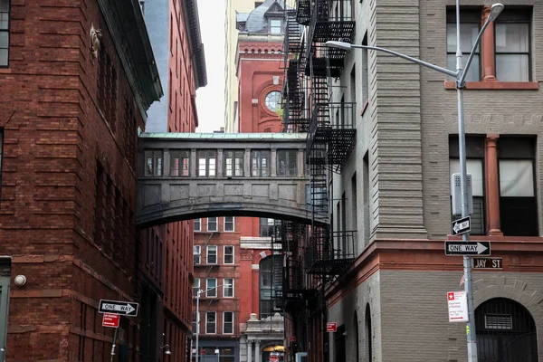 Staple Street SKYBRIDGE in New York City — Stockfoto