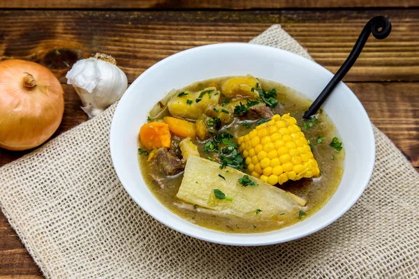 Sancocho - estofado de ternera puertorriqueña sobre mesa de madera — Foto de Stock