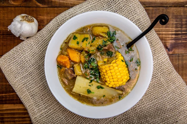 Sancocho - ahşap masa üstü görünümünde porto riko sığır güveç