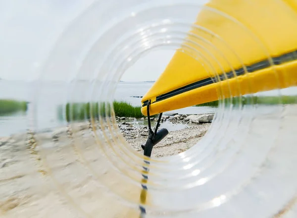 Sárga víz kajakok a tengerpartra néző — Stock Fotó