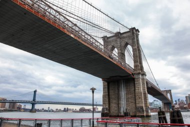 Brooklyn Köprüsü yakınlarındaki Manhattan'dan görünüm