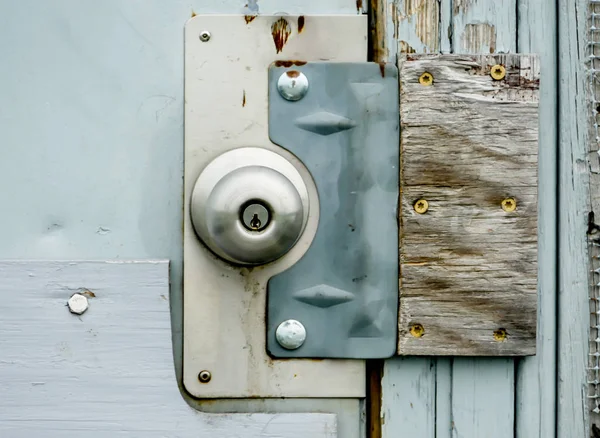 Deur knop achtergrond op houten deur close-up — Stockfoto