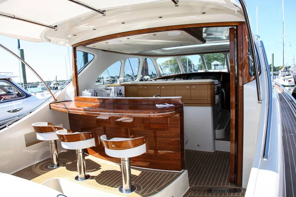 Zeelander 55 Progressive Norwalk Boat Show üzerinde itme