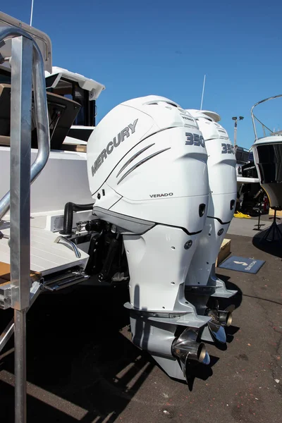 Axopar 37 Cabin shoving on Progressive Norwalk Boat Show — Stock Photo, Image