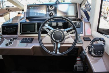 Yeni Galeon 560 Sky 2020 Progressive Norwalk Boat Show'da shoving