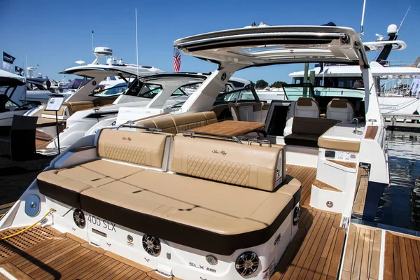 New 2020 Sea Ray 400 SLX shoving on Progressive Norwalk Boat Sho — Stock Photo, Image