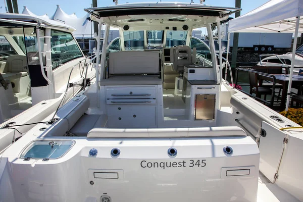 New 2019 Conquest 345 shoving on Progressive Norwalk Boat Show D — Stock Photo, Image