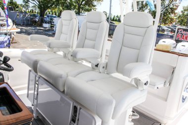 Everglades 435 Cc Progresif Norwalk Boat Show Day 1 üzerinde itme