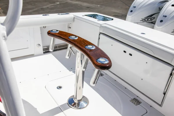 Everglades 435 CC empurrando no progressivo Norwalk Boat Show Dia 1 — Fotografia de Stock