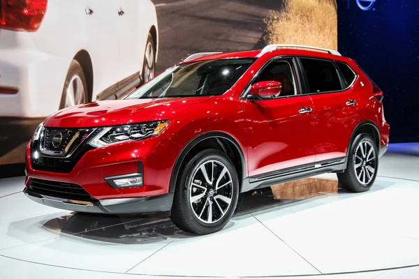 Nissan Rogue, New York Uluslararası Otomobil Fuarı 2017 'de görüldü.